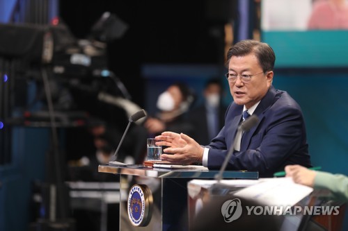 패널 질문에 답변하는 문재인 대통령