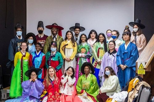 Graduados de la academia de K-pop en el Reino Unido Graduados de la academia de K-pop en el Reino Unido