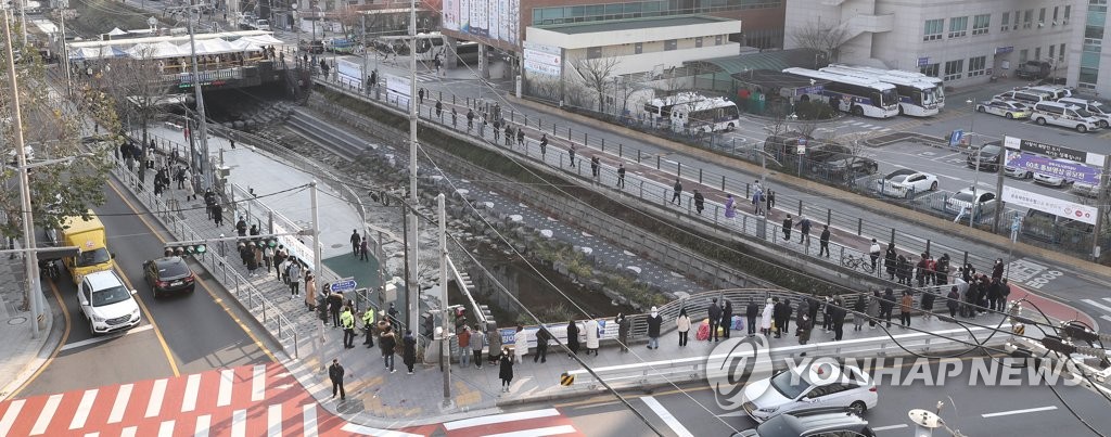 코로나19 확산세, 산책로 둘러싼 검사 행렬