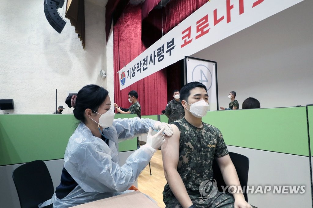 Soldiers get booster shots at an inoculation center in Yongin, 49 kilometers south of Seoul, in this file photo released by the Ministry of National Defense on Dec. 13, 2021. (PHOTO NOT FOR SALE) (Yonhap)
