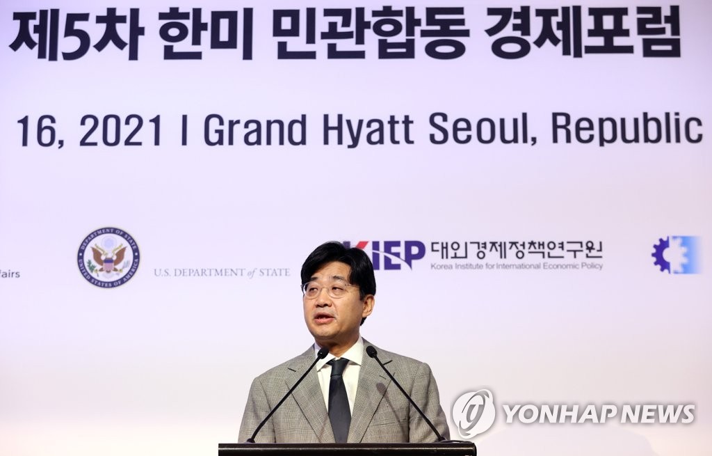 Second Vice Foreign Minister Choi Jong-moon speaks during the fifth ROK-US Joint Public-Private Economic Forum held in Seoul on Dec. 16, 2021. (Yonhap)
