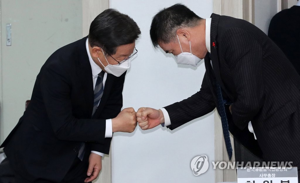 소상공인ㆍ자영업자 피해단체 간담회 참석자들과 인사하는 이재명 후보