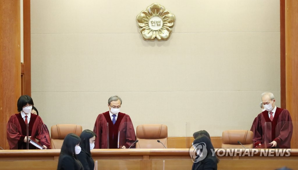 심판정 입장하는 유남석 헌재소장과 재판관들