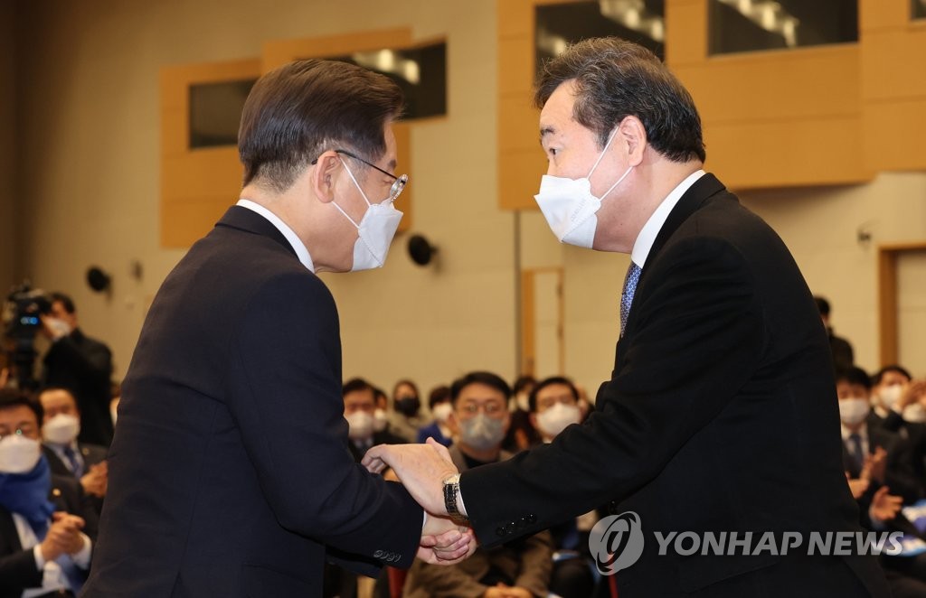 악수하는 이재명-이낙연