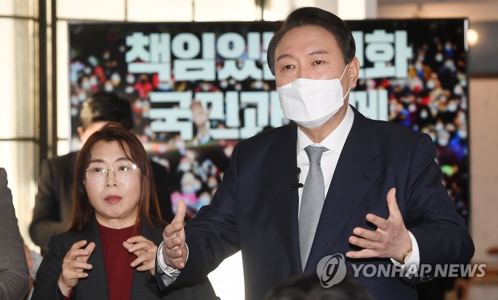 Yoon Suk-yeol, the presidential nominee of the People Power Party, answers reporters' questions at a press conference at a cafe in eastern Seoul on Jan. 11, 2022. (Pool photo) (Yonhap)