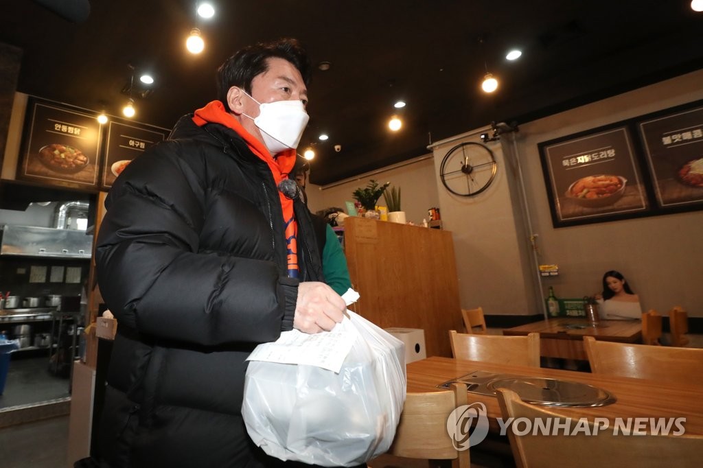 음식 배달 체험하는 안철수 후보