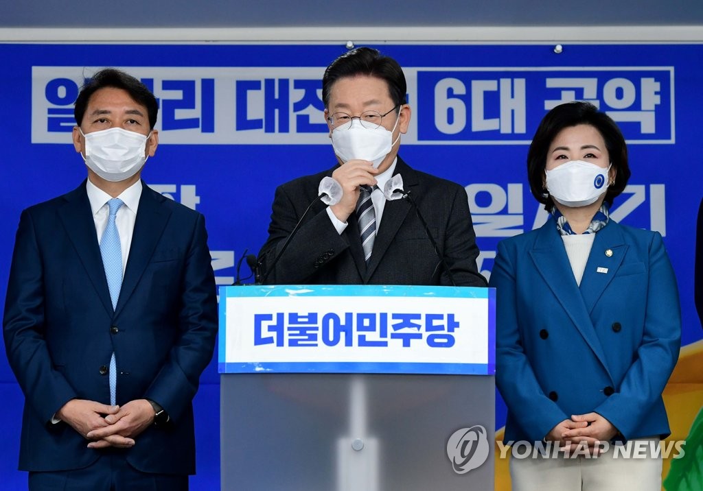 This photo, provided by the National Assembly Press Corps, shows Democratic Party presidential candidate Lee Jae-myung (C) during a campaign event on Jan 18, 2022. (Yonhap)