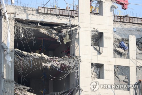 상층부 수색하는 구조대