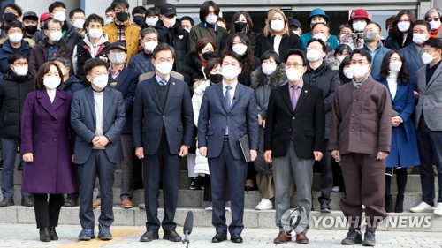 경남도의원 입당 기자회견 중인 안철수