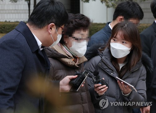 법정 나서는 윤석열 장모