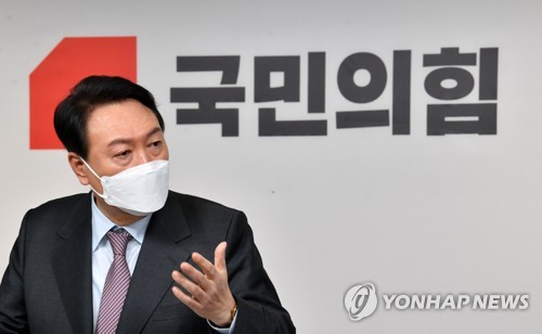 정치 분야 공약 발표하고 취재진과 질의응답하는 윤석열