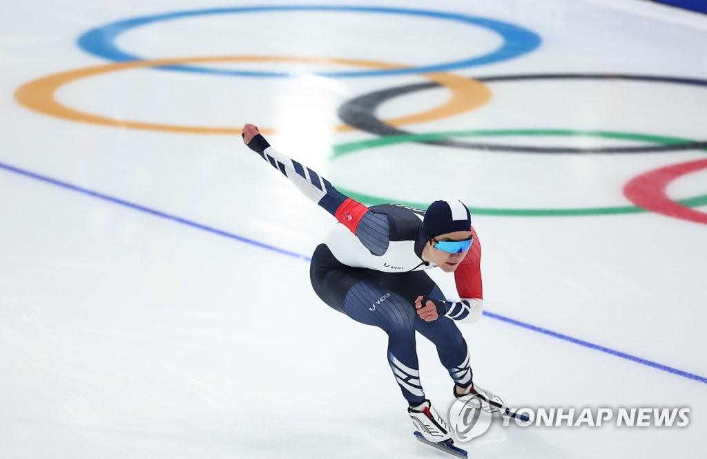 Le patineur de vitesse de l'équipe nationale sud-coréenne, Cha Min-kyu, accélère à l'épreuve du 500m hommes des Jeux olympiques d'hiver de Pékin, le samedi 12 février 2022. Cha a remporté la médaille d'argent dans cette discipline avec un chrono de 34''39.