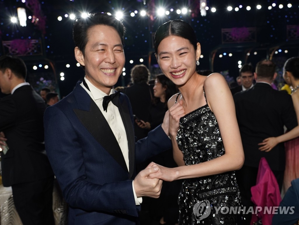 In this AFP photo, Lee Jung-jae (L) and Jung Ho-yeon celebrate after winning acting awards for their roles in "Squid Game" at the Screen Actors Guild Awards in Santa Monica, California, on Feb. 27, 2022. (Yonhap)