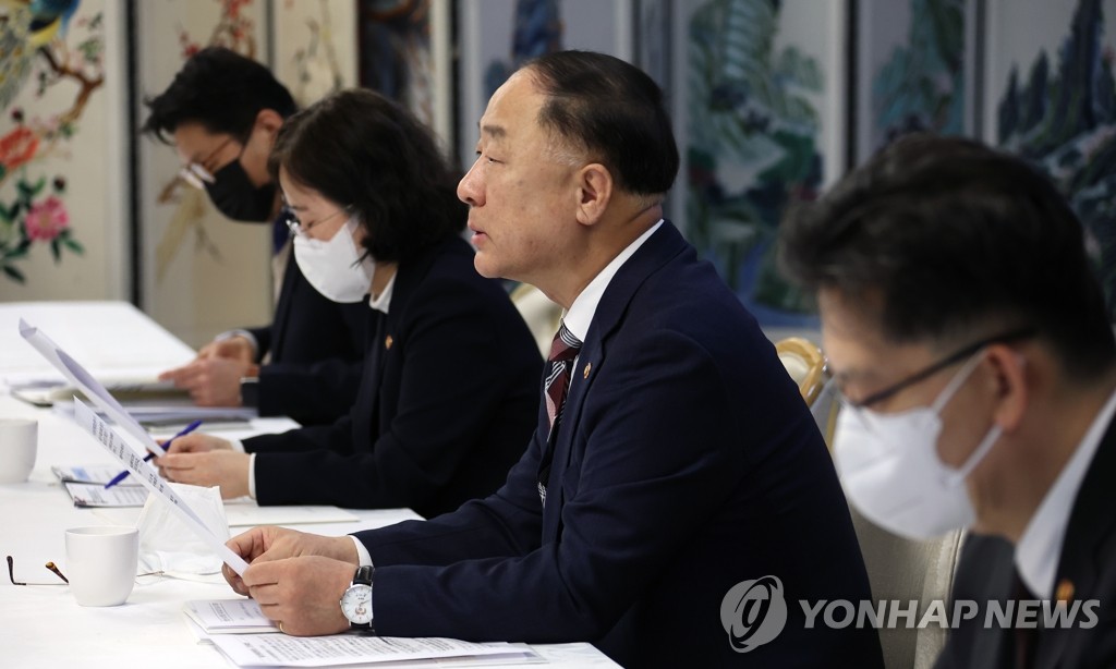 Finance Minister Hong Nam-ki (2nd from R) speaks at a meeting on inflation in Seoul on March 4, 2022. (Yonhap)