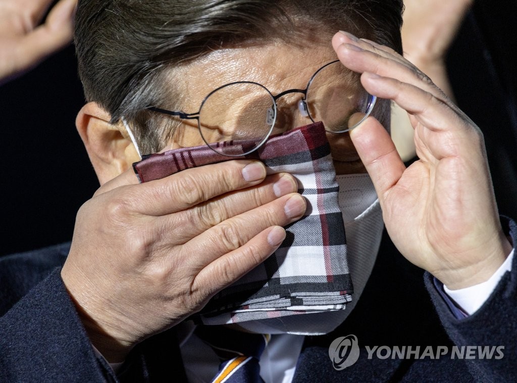 상록수 부르며 눈물 닦는 이재명