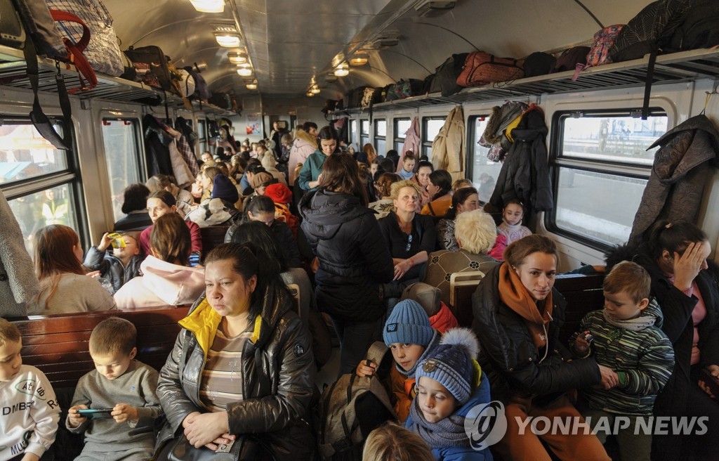 우크라 난민으로 빼곡한 폴란드행 피란 열차 객실
