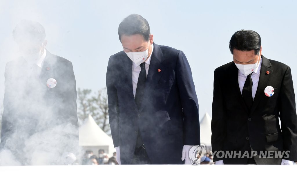In this pool photo, President-elect Yoon Suk-yeol (C) pays his respect to victims of a 1948 massacre in Jeju Island at Jeju April 3 Peace Park on the southern island on April 3, 2022. (Yonhap)