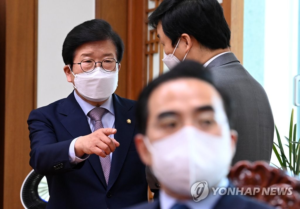 대화하는 박병석 국회의장