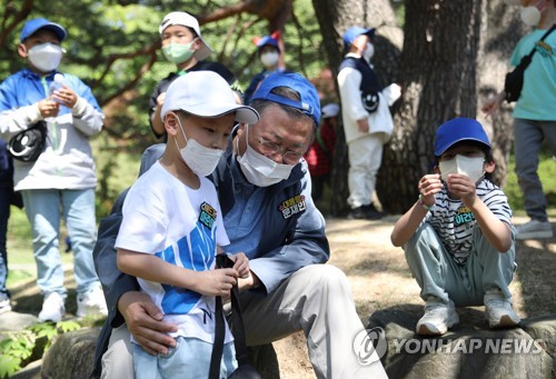어린이와 대화하는 문재인 대통령