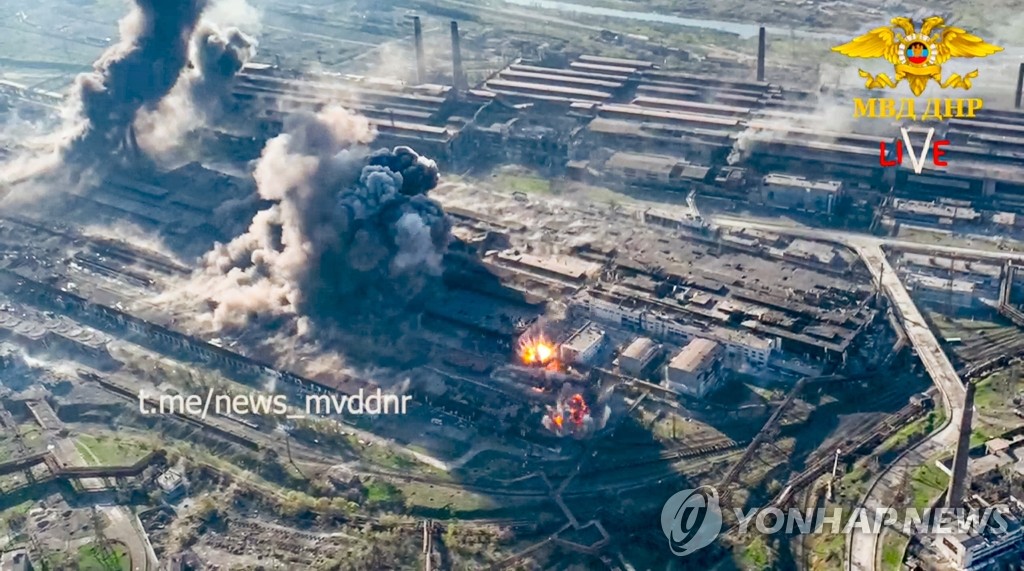 우크라ㆍ러군 혈투 속 연기 치솟는 마리우폴 제철소