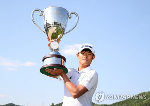 우승 트로피 들고 기념 촬영하는 장희민
