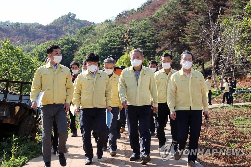 동해시 산불 피해지역 방문한 이상민 장관