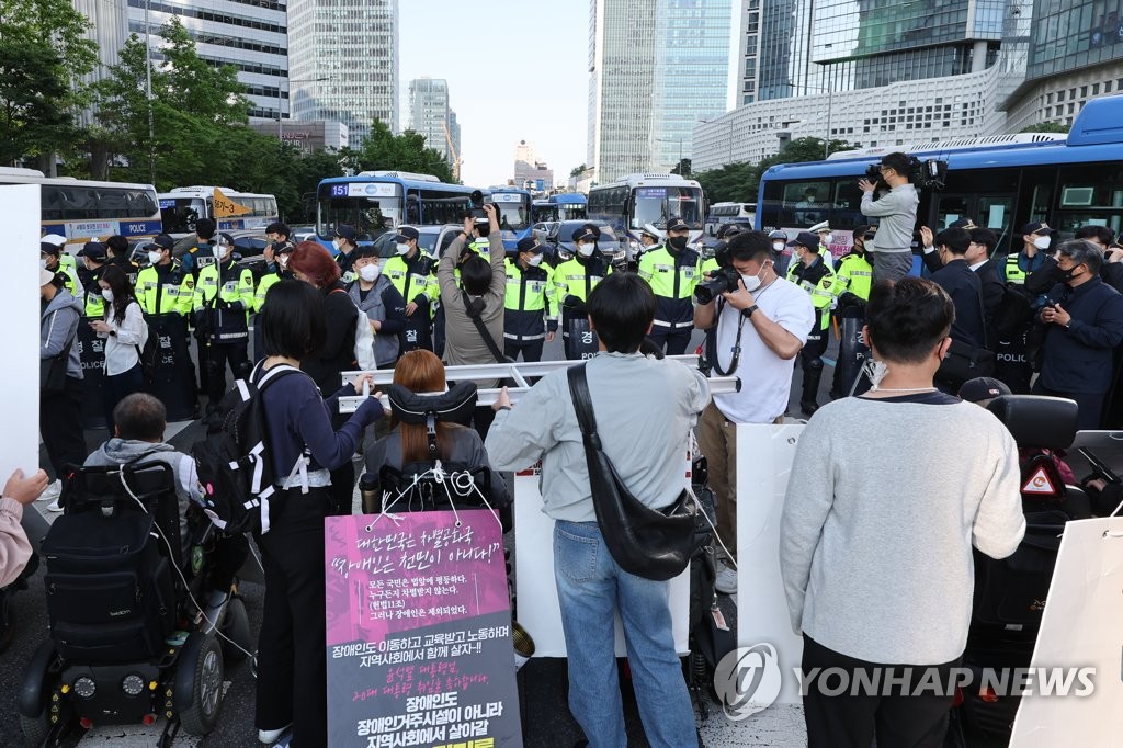 장애인 도로 점거 시위로 출근길 혼잡
