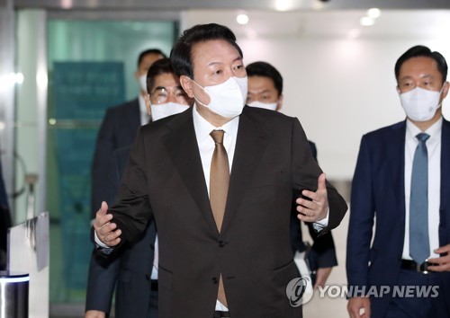 기자들과 질의응답하는 윤석열 대통령