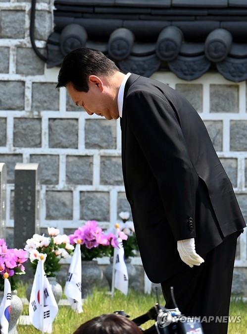 참배하는 윤석열 대통령