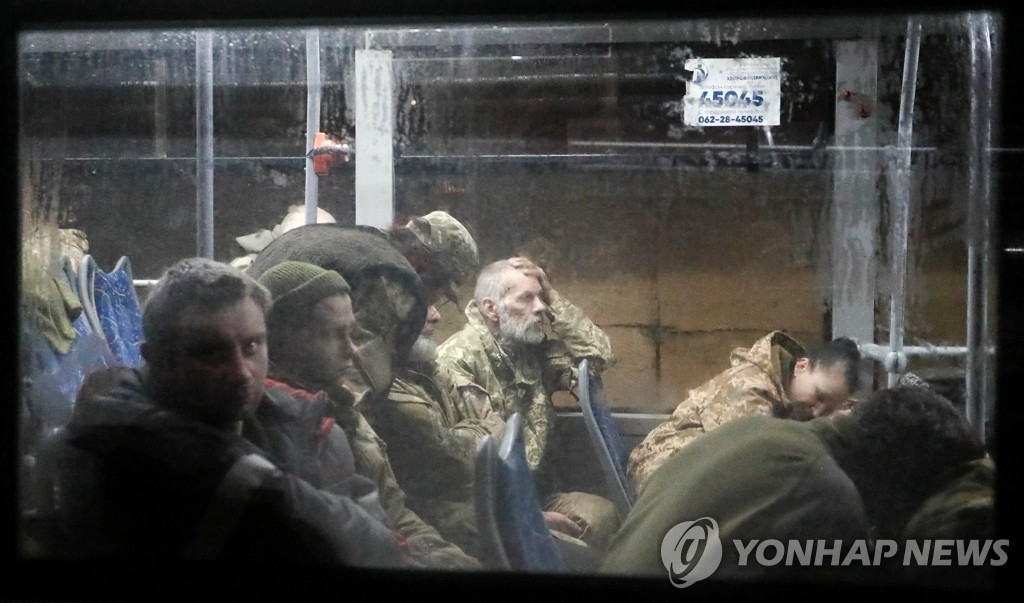 버스로 호송되는 우크라이나 아조우스탈 투항병들