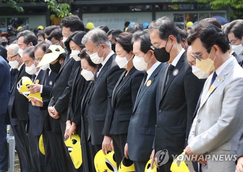 盧武鉉氏をしのび黙とう 盧武鉉氏をしのび黙とう
