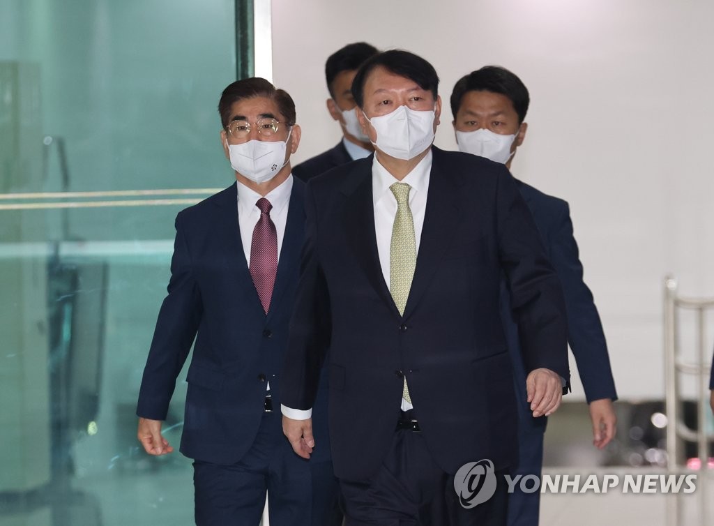 President Yoon Suk-yeol arrives at the presidential office in Yongsan, Seoul, on May 25, 2022, to preside over a National Security Council meeting following North Korea's launch of three ballistic missiles earlier in the day. (Yonhap)