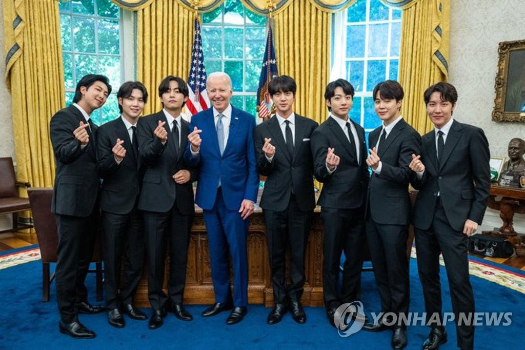 U.S. President Joe Biden (C) is flanked by members of the South Korean group BTS during their visit to the White House on May 31, 2022, in this photo provided by Big HIt Music. (PHOTO NOT FOR SALE) (Yonhap)