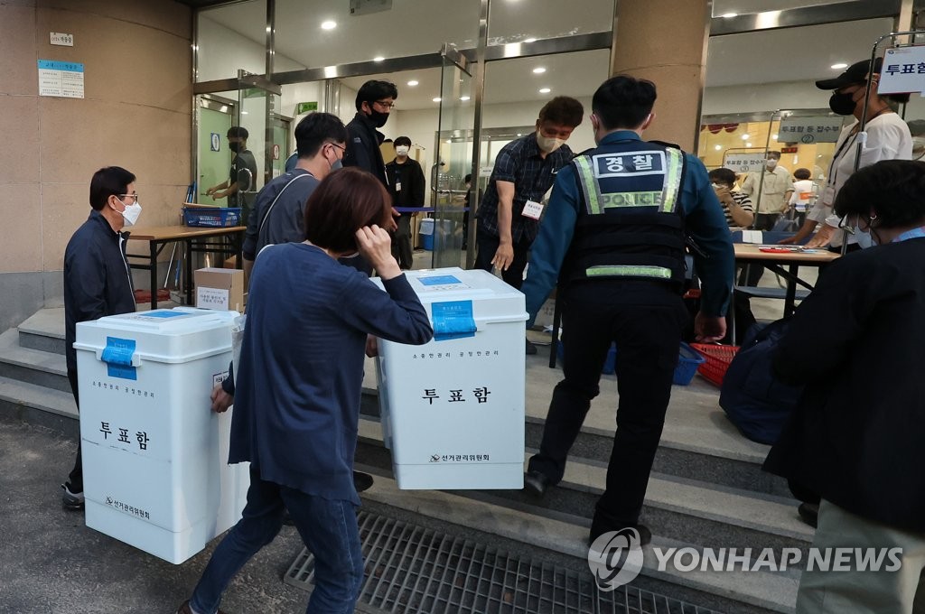 Ballot boxes arrive at a ballot-counting station in central Seoul after voting for local elections ended on June 1, 2022. (Yonhap)