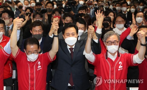 손들어 인사하는 오세훈 후보와 지도부