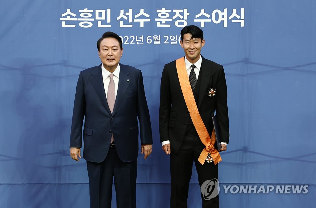 윤 대통령, '득점왕' 손흥민에 청룡장 수여