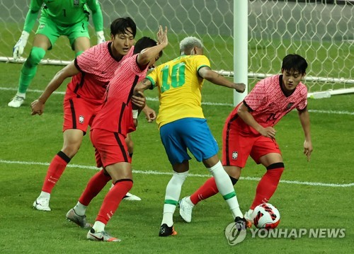 네이마르 막는 선수들
