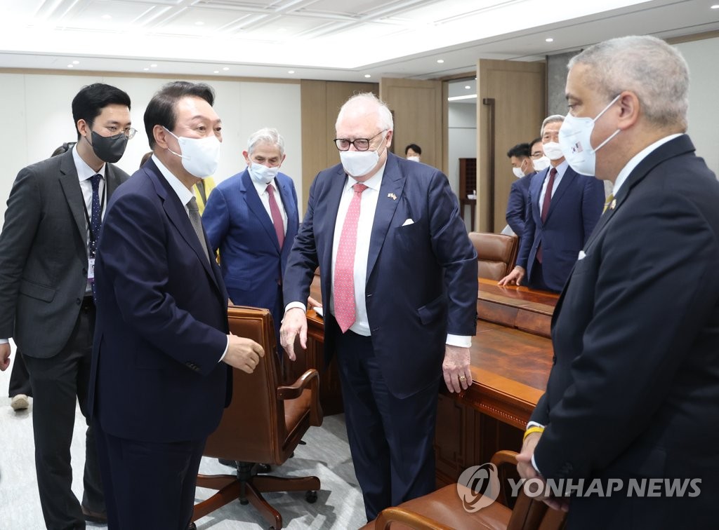 미국 학계 및 전ㆍ현직 주요 인사 접견하는 윤석열 대통령
