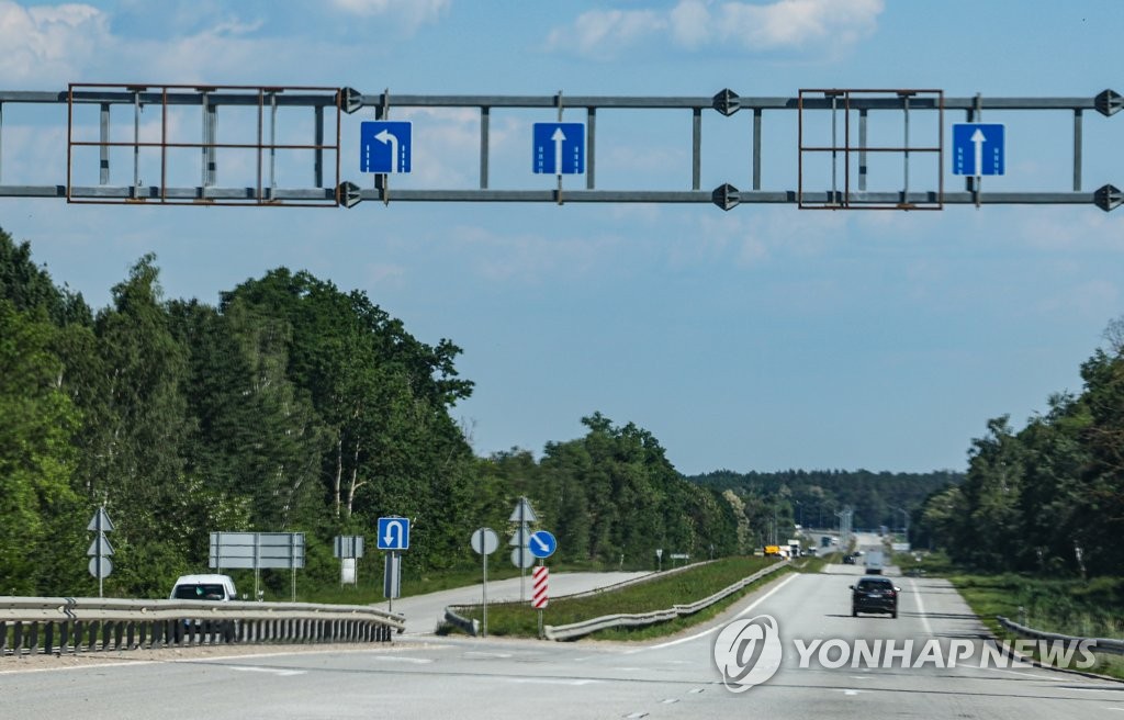 이정표를 뗀 우크라이나 고속도로