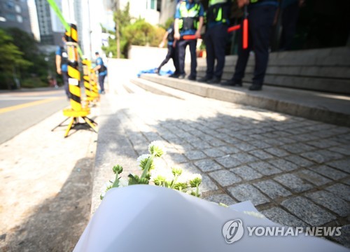 대구 변호사사무실 화재 현장에 놓인 조화