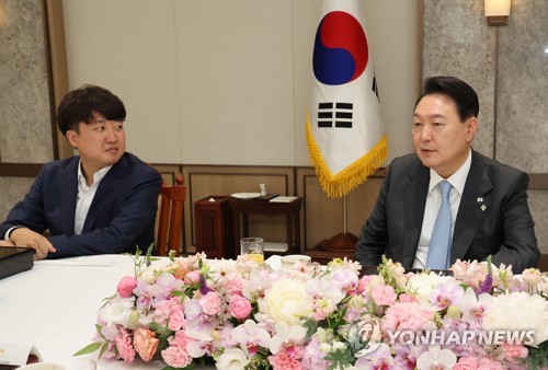 이준석 대표와 대화하는 윤석열 대통령