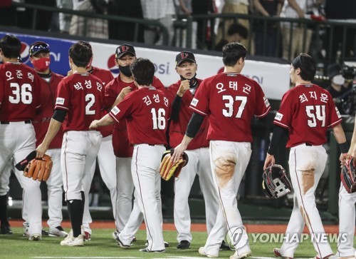 승리 자축하는 SSG 선수들