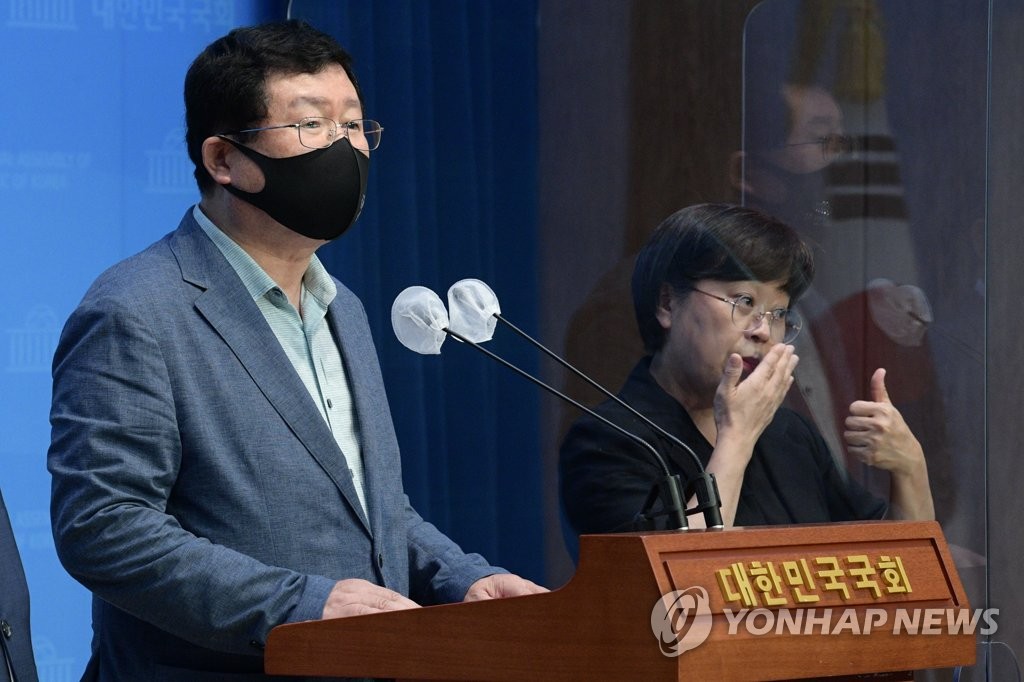 기자회견하는 전반기 국방위 설훈 의원