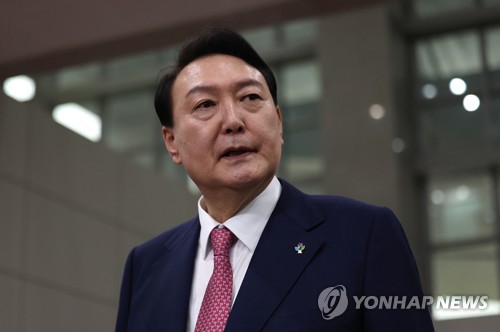 취재진 질문에 답하는 윤석열 대통령