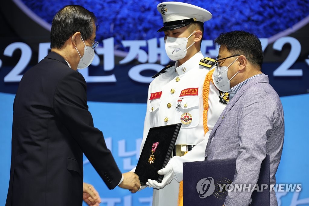 6·25전쟁 기념행사에서 추서하는 한덕수 총리