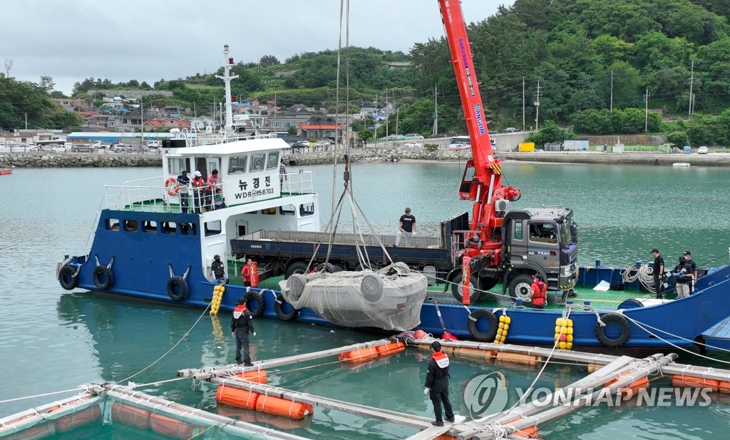 바다 위로 올려진 실종 가족 차량
