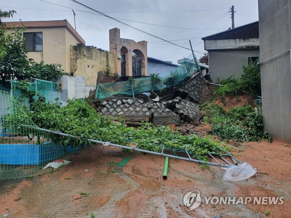 폭우로 붕괴된 축대