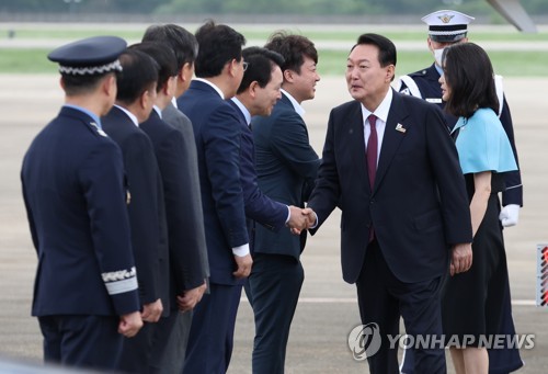 윤석열 대통령 영접 나온 국민의힘 이준석 대표