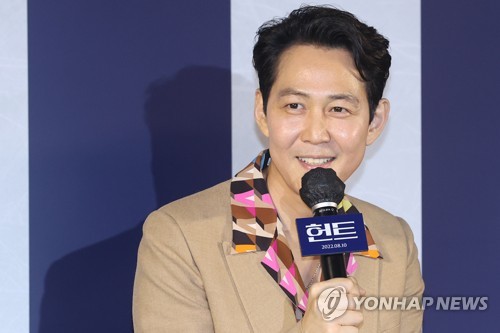 이정재, 감독 겸 배우로 인사