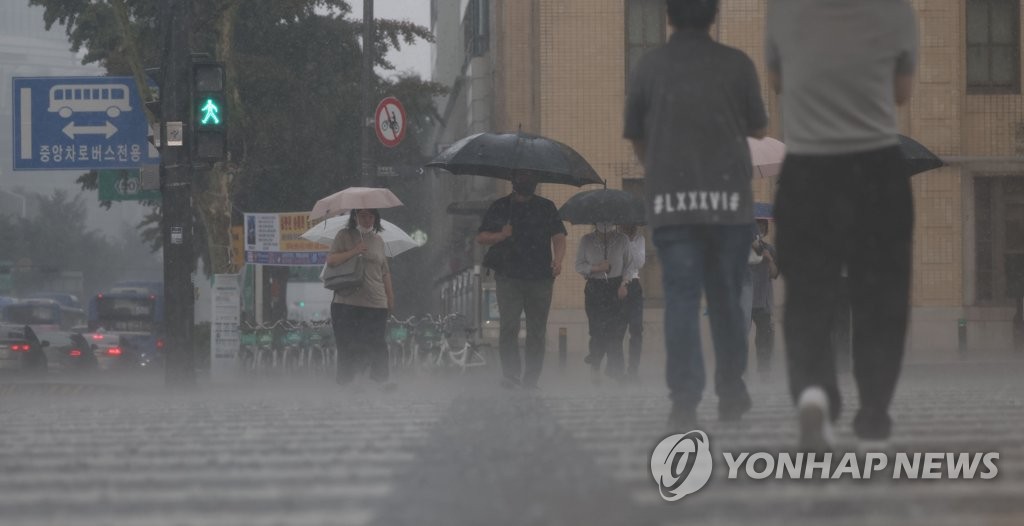 서울 도심에 쏟아지는 많은 양의 비